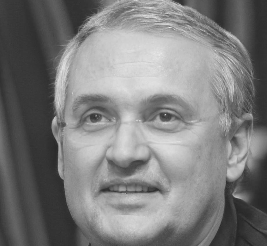 Retrato profesional de Aurelio Mendoza, especialista en modelado financiero